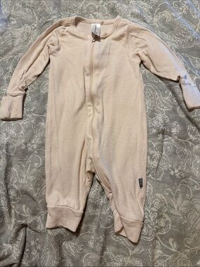 Modern moments by Gerber Light Blush Ribbed Zipper Footie